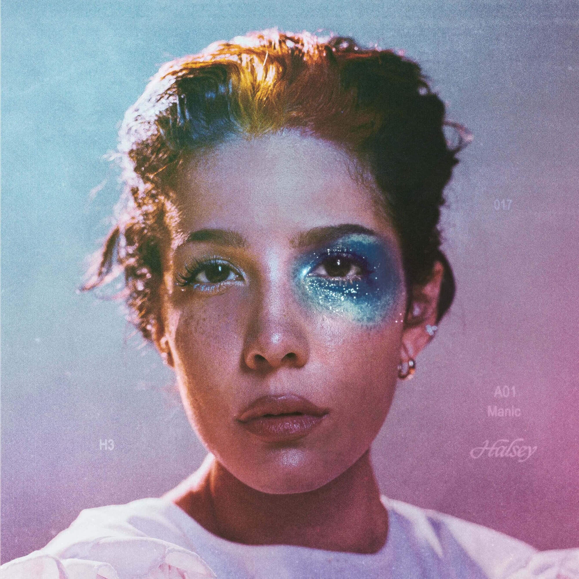 https://images.bravado.de/prod/product-assets/product-asset-data/halsey/halsey-d2c-tt/products/131372/web/293117/image-thumb__293117__3000x3000_original/Halsey-Manic-Deluxe-CD-CD-131372-293117.8d14fb2b.jpg